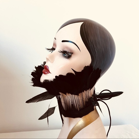 Accessories - Beautiful feather Neck Piece